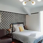 Saint Charles & Coliving מלון