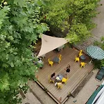 Saint Charles & Coliving מלון 3*