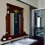 Saint Charles & Coliving מלון 3*