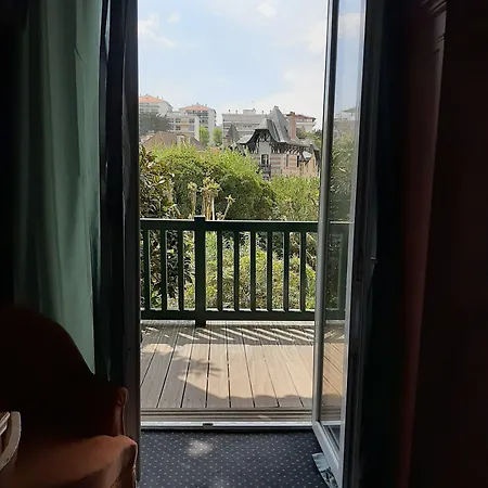 Отель Saint Charles & Coliving