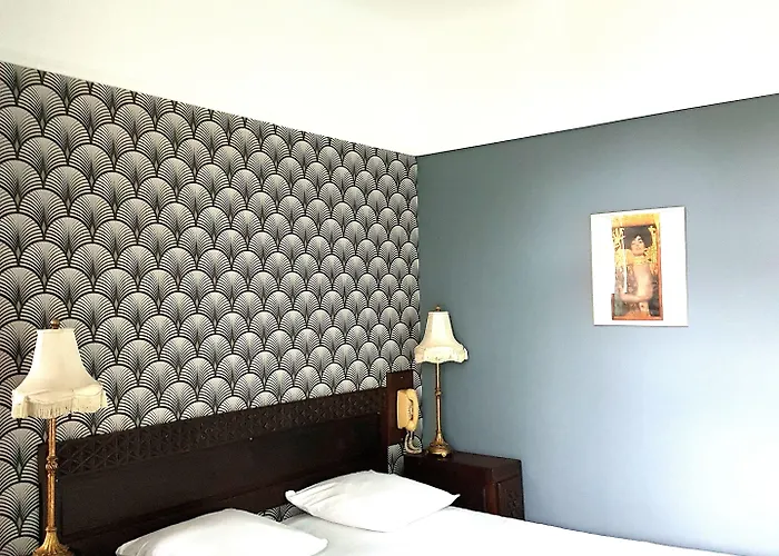 מלון Saint Charles & Coliving 3*